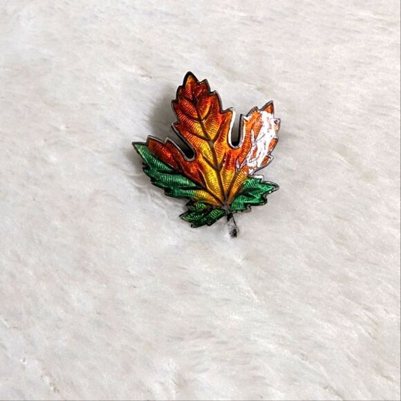 Vintage Sterling Silver and Enamel Maple Leaf Brooche - Picture 5 of 7
